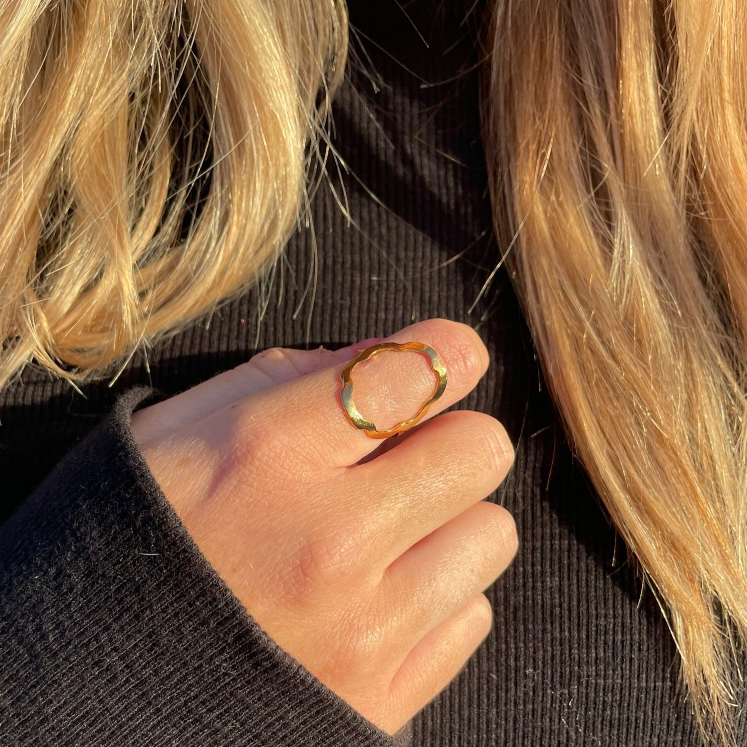 Inspired by the seven broad indentations of a euro coin and the Spanish flower, this ring is both delicate and alluring with its fluted edges. This ring fits comfortably on the finger and is 18k gold plated over brass with a warm shiny finish.